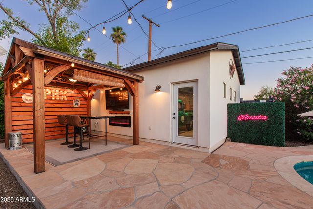 4245 E EARLL Drive, Phoenix, AZ 85018