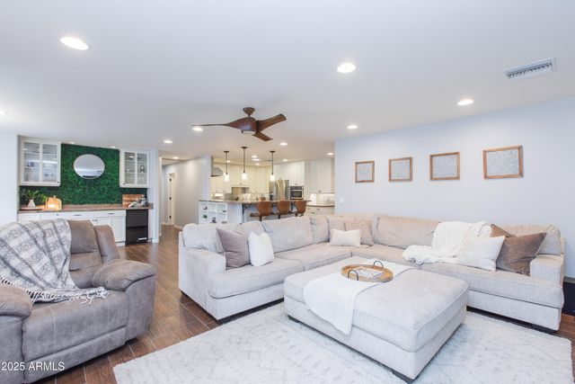 4245 E EARLL Drive, Phoenix, AZ 85018