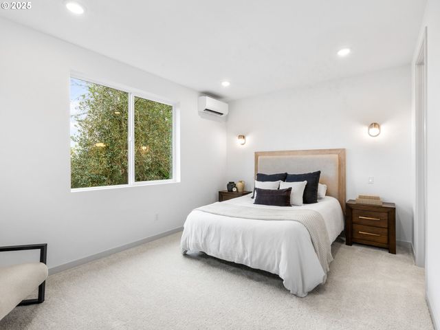 2472 Se LINCOLN St, Portland, OR 97214