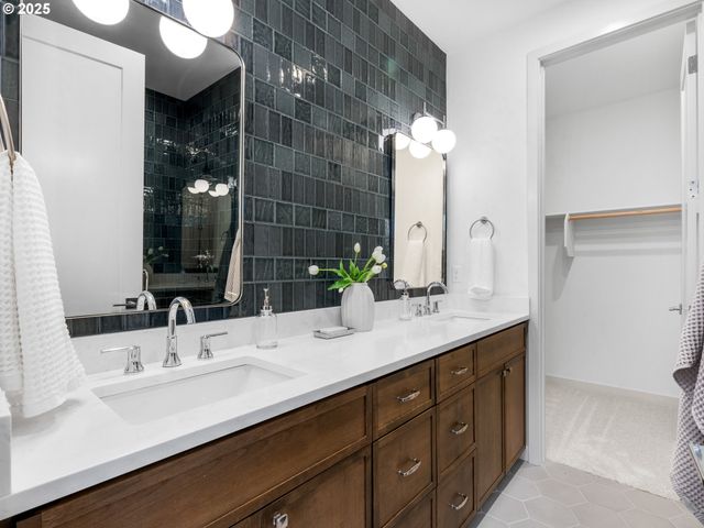 2472 Se LINCOLN St, Portland, OR 97214