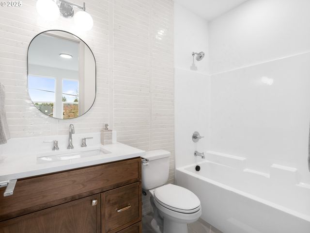 2472 Se LINCOLN St, Portland, OR 97214