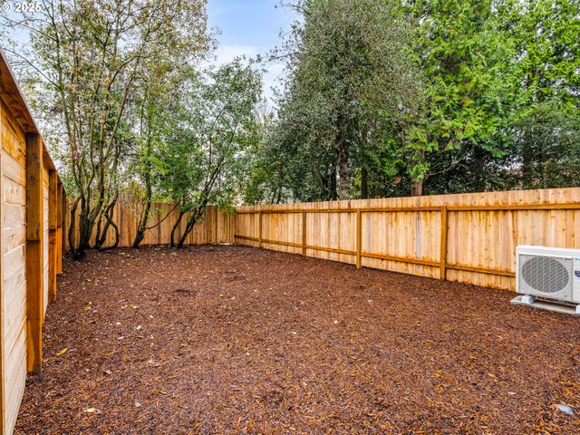 2472 Se LINCOLN St, Portland, OR 97214