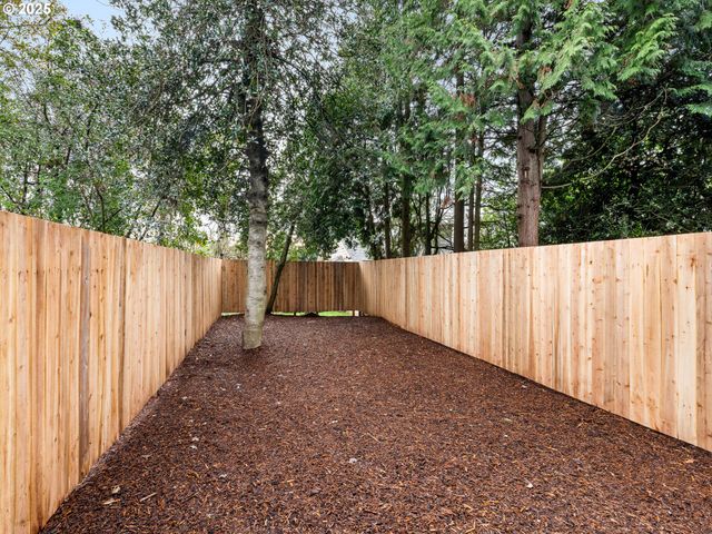 2472 Se LINCOLN St, Portland, OR 97214