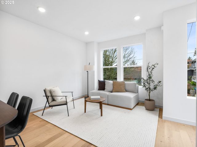 2472 Se LINCOLN St, Portland, OR 97214