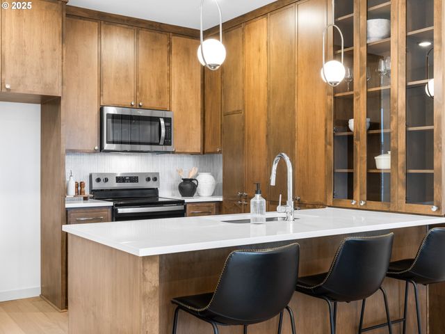 2472 Se LINCOLN St, Portland, OR 97214