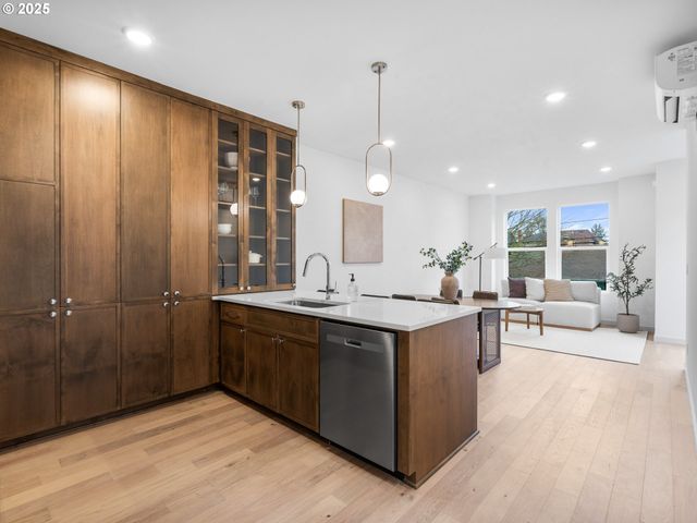 2472 Se LINCOLN St, Portland, OR 97214