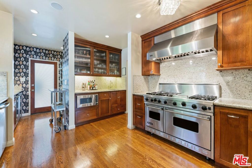 Image 10 of property listing at 5506 Summerhill Drive, Los Angeles, CA 90043