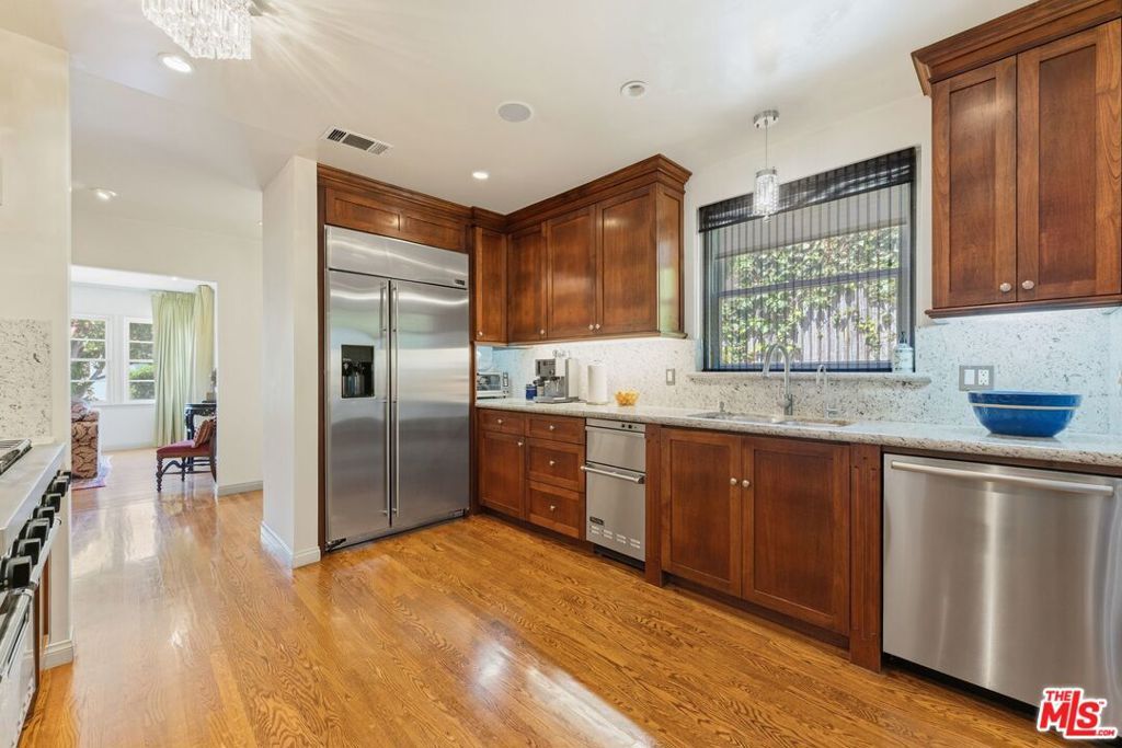 Image 11 of property listing at 5506 Summerhill Drive, Los Angeles, CA 90043