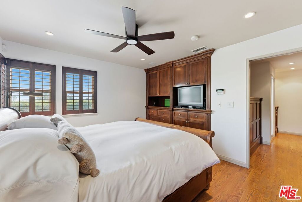 Image 23 of property listing at 5506 Summerhill Drive, Los Angeles, CA 90043