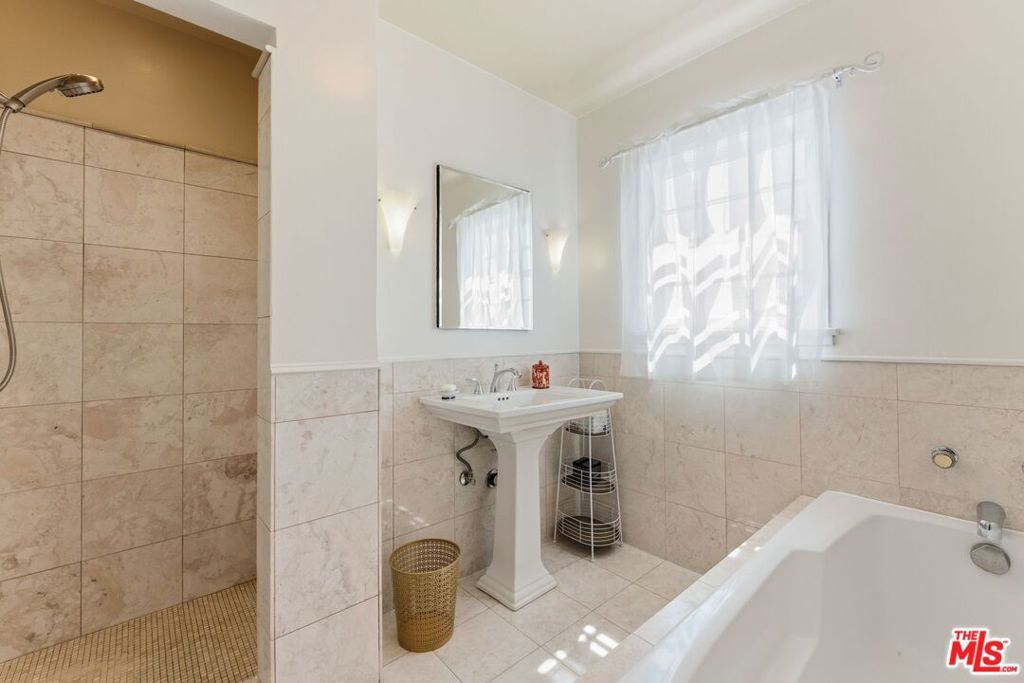Image 28 of property listing at 5506 Summerhill Drive, Los Angeles, CA 90043