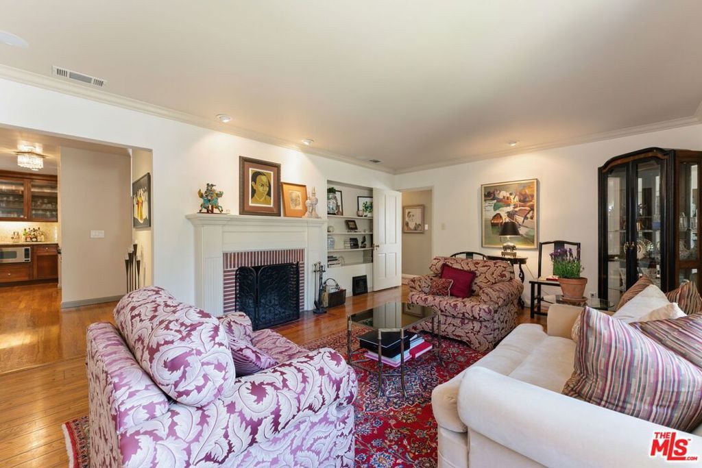 Image 3 of property listing at 5506 Summerhill Drive, Los Angeles, CA 90043