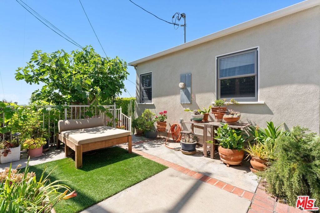 Image 37 of property listing at 5506 Summerhill Drive, Los Angeles, CA 90043