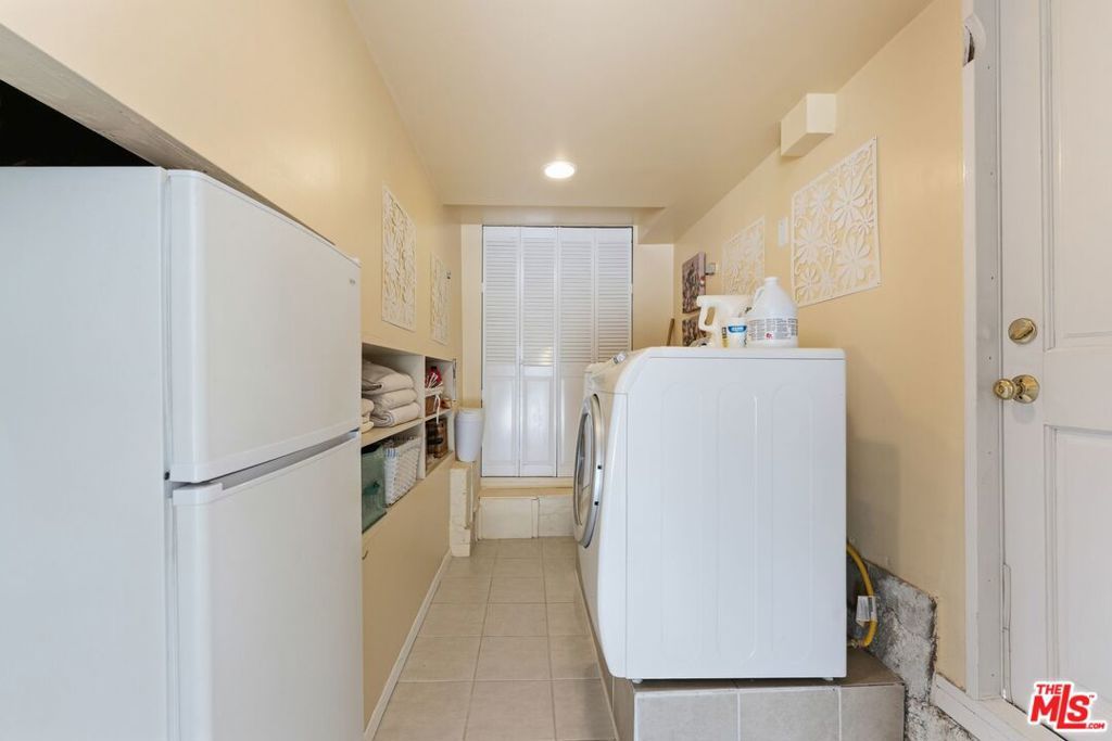 Image 44 of property listing at 5506 Summerhill Drive, Los Angeles, CA 90043