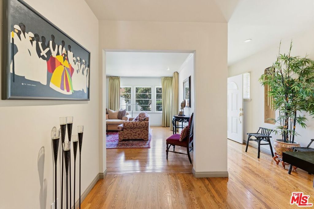 Image 7 of property listing at 5506 Summerhill Drive, Los Angeles, CA 90043