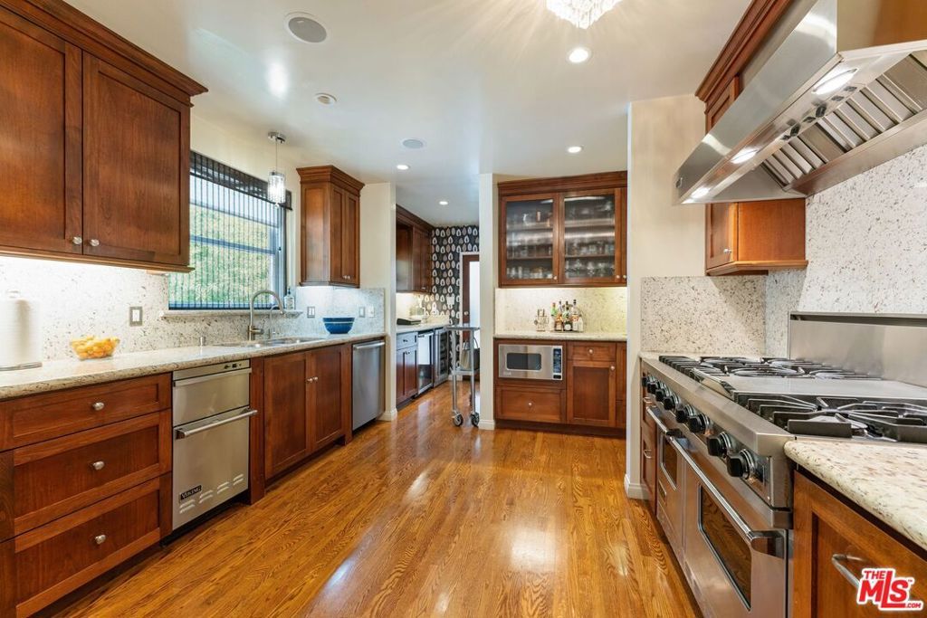 Image 8 of property listing at 5506 Summerhill Drive, Los Angeles, CA 90043