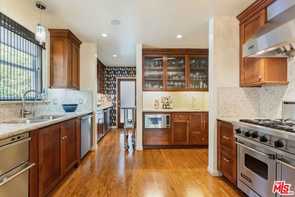 Image 9 of property listing at 5506 Summerhill Drive, Los Angeles, CA 90043