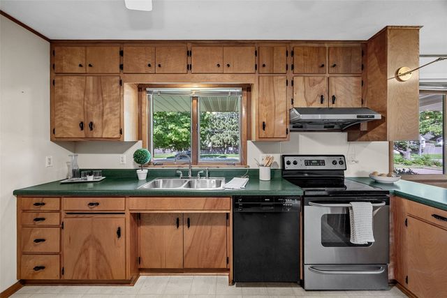 20 N 1st Avenue, Iowa City, IA 52245