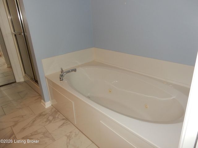 263 Woodlake Dr, Mt Washington, KY 40047