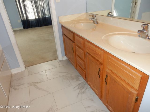 263 Woodlake Dr, Mt Washington, KY 40047