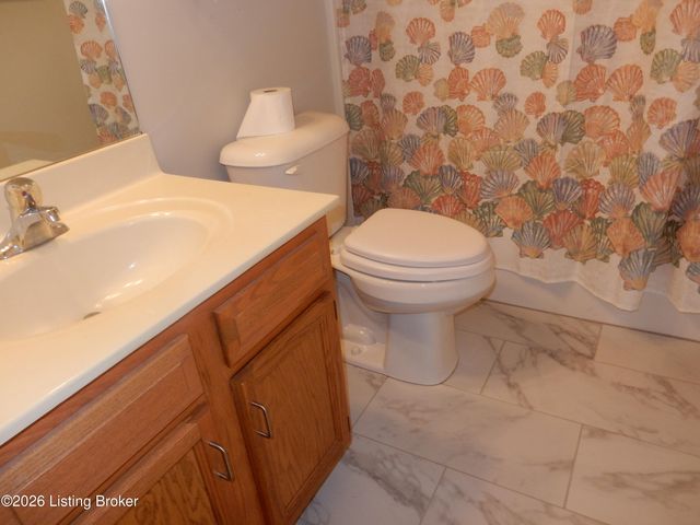 263 Woodlake Dr, Mt Washington, KY 40047