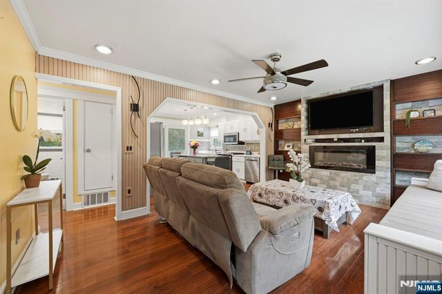 52 Barbara Drive, Pompton Lakes, NJ 07442