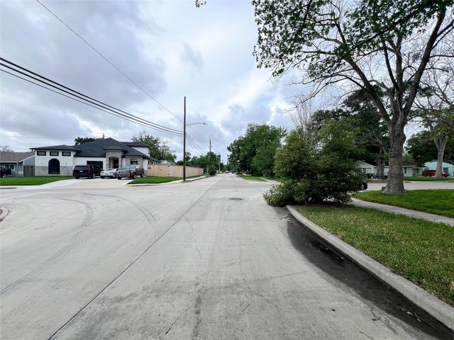 5863 Southgood Street, Houston, TX 77033