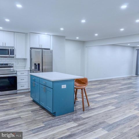 10321 HAMPSHIRE GREEN AVE, Fairfax, VA 22032