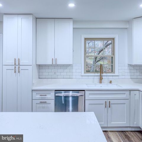 10321 HAMPSHIRE GREEN AVE, Fairfax, VA 22032