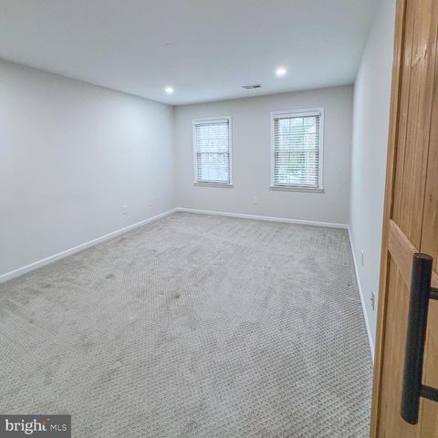 10321 HAMPSHIRE GREEN AVE, Fairfax, VA 22032
