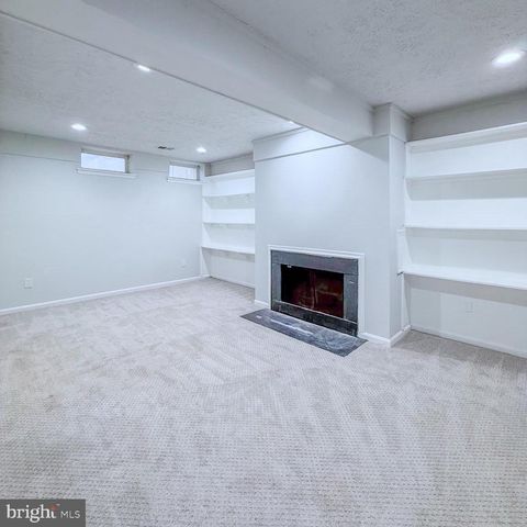 10321 HAMPSHIRE GREEN AVE, Fairfax, VA 22032