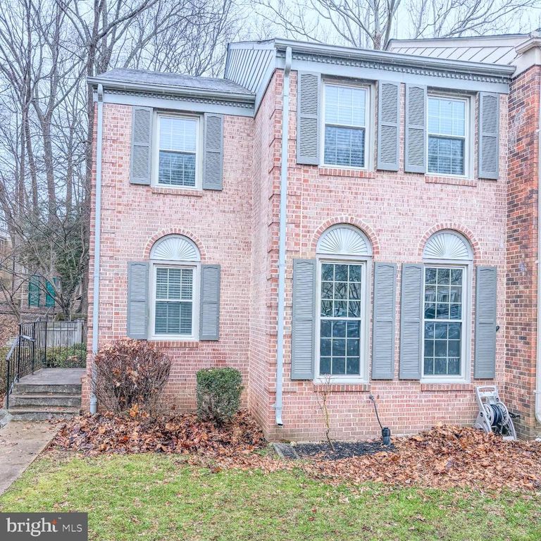 10321 HAMPSHIRE GREEN AVE, Fairfax, VA 22032