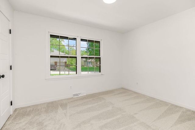 5908 NW Harris Drive, Kansas City, MO 64152