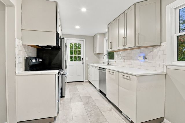 5 White Pine Ln, Kingston, MA 02364
