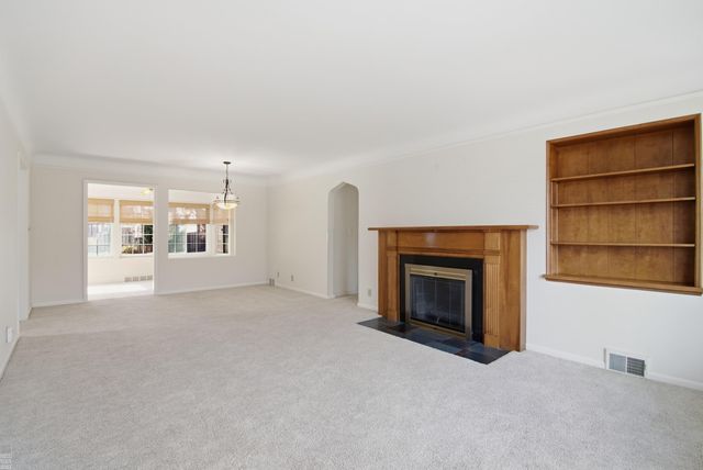 59 Hall Place, Grosse Pointe Farms, MI 48236