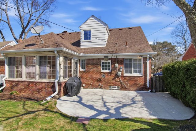 59 Hall Place, Grosse Pointe Farms, MI 48236