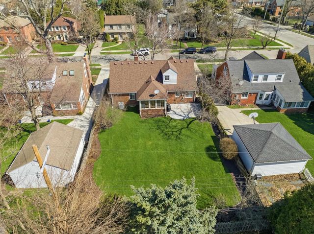 59 Hall Place, Grosse Pointe Farms, MI 48236