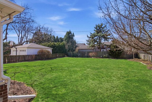 59 Hall Place, Grosse Pointe Farms, MI 48236