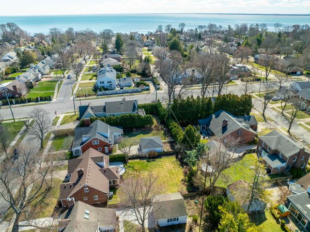 59 Hall Place, Grosse Pointe Farms, MI 48236
