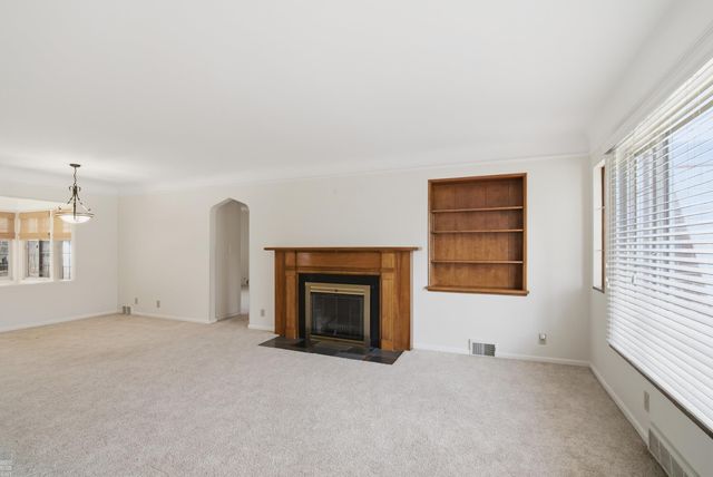 59 Hall Place, Grosse Pointe Farms, MI 48236