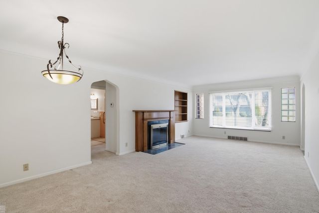 59 Hall Place, Grosse Pointe Farms, MI 48236