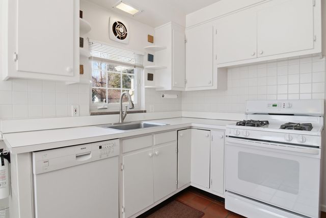 59 Hall Place, Grosse Pointe Farms, MI 48236