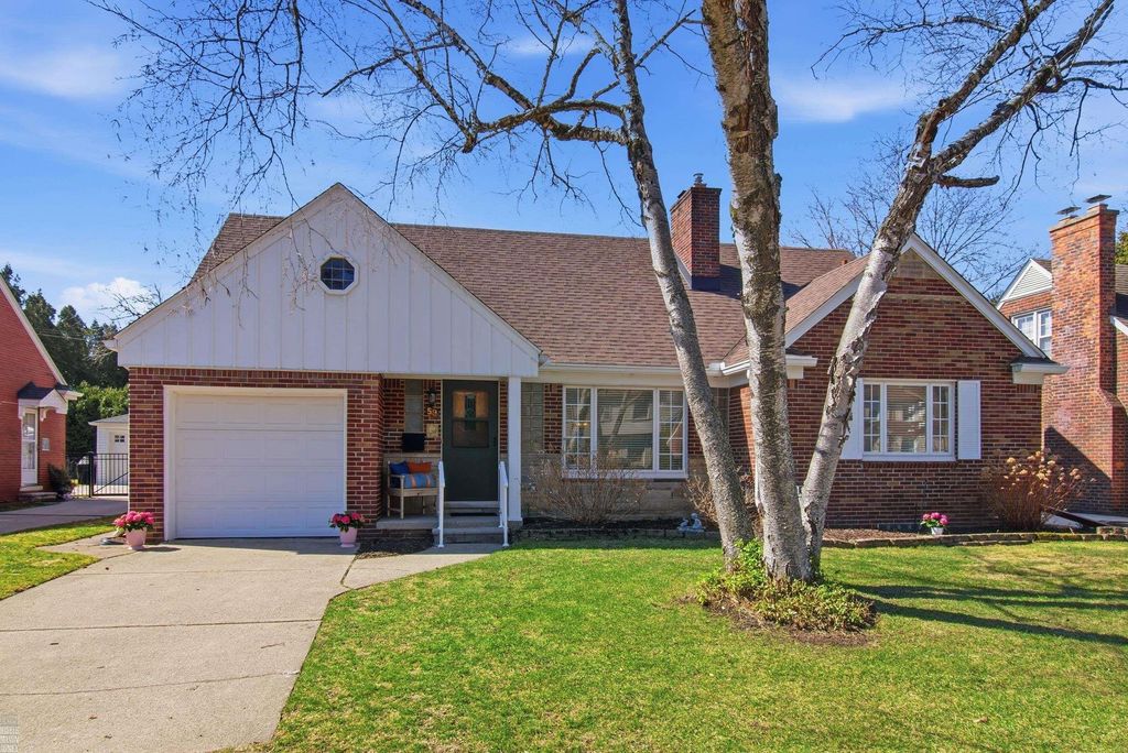 59 Hall Place, Grosse Pointe Farms, MI 48236