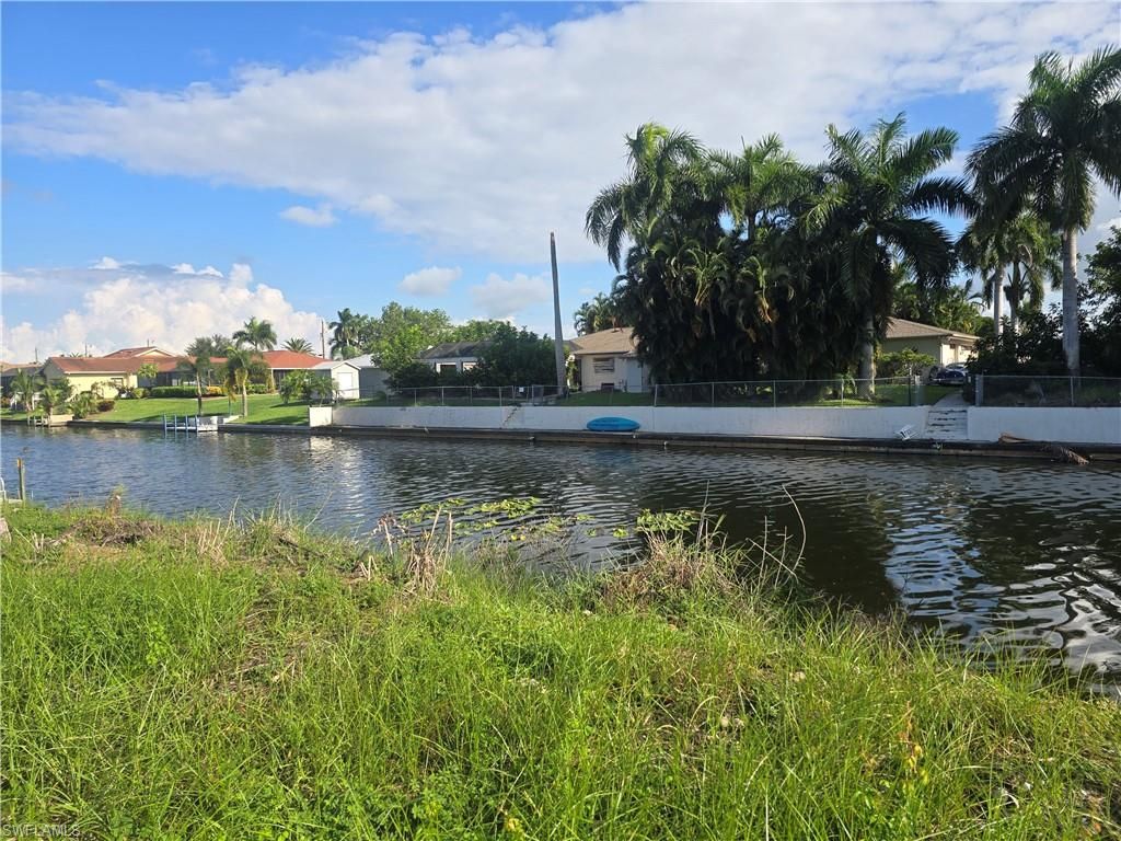 Image 4 of property listing at 2205 SE 2nd TER, Cape Coral, FL 33990