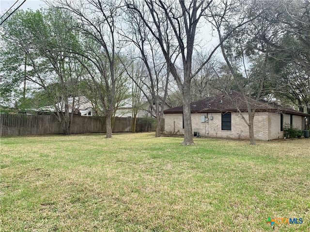 305 Glenmore Street, Victoria, TX 77904