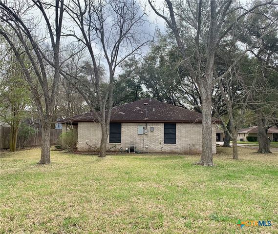 305 Glenmore Street, Victoria, TX 77904