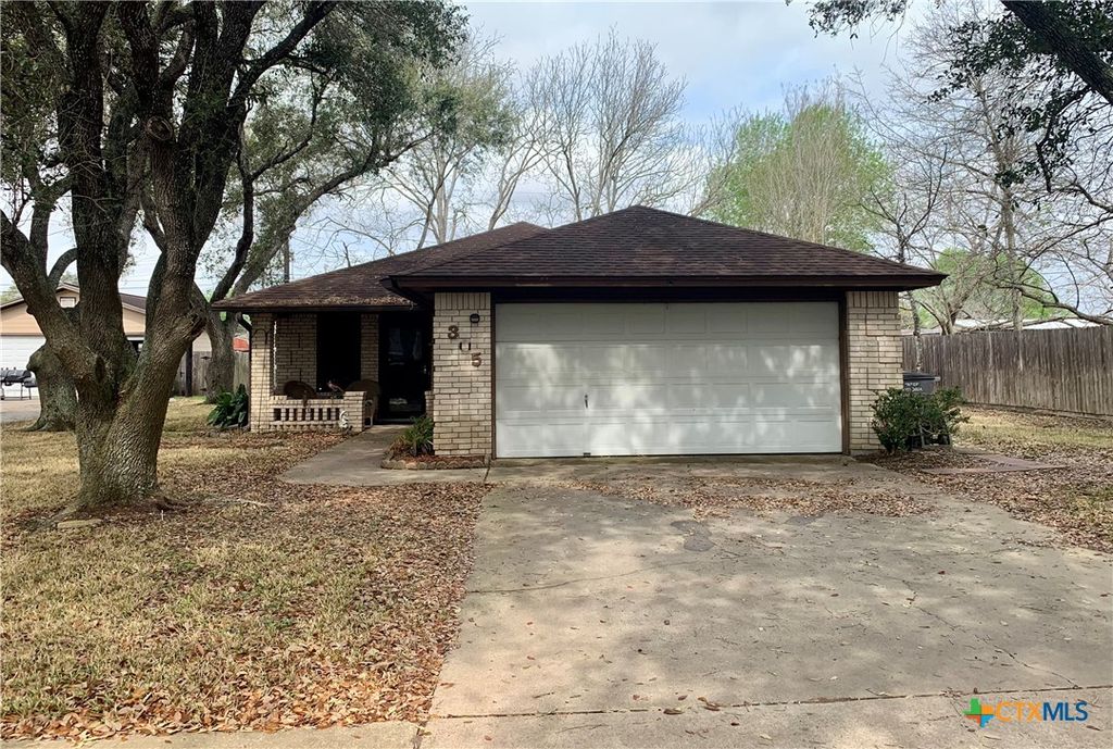 305 Glenmore Street, Victoria, TX 77904