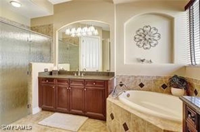 7636 Sussex CT, Naples, FL 34113