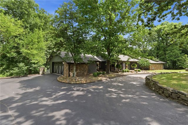 105 E Woodside Lane, Rogers, AR 72756