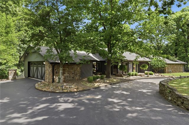 105 E Woodside Lane, Rogers, AR 72756