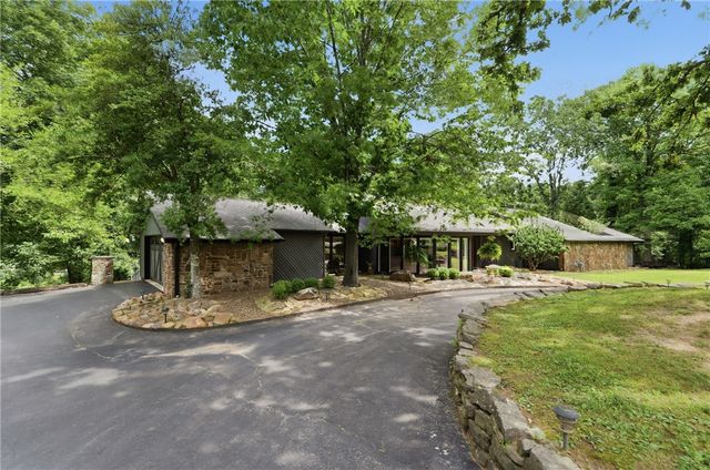105 E Woodside Lane, Rogers, AR 72756